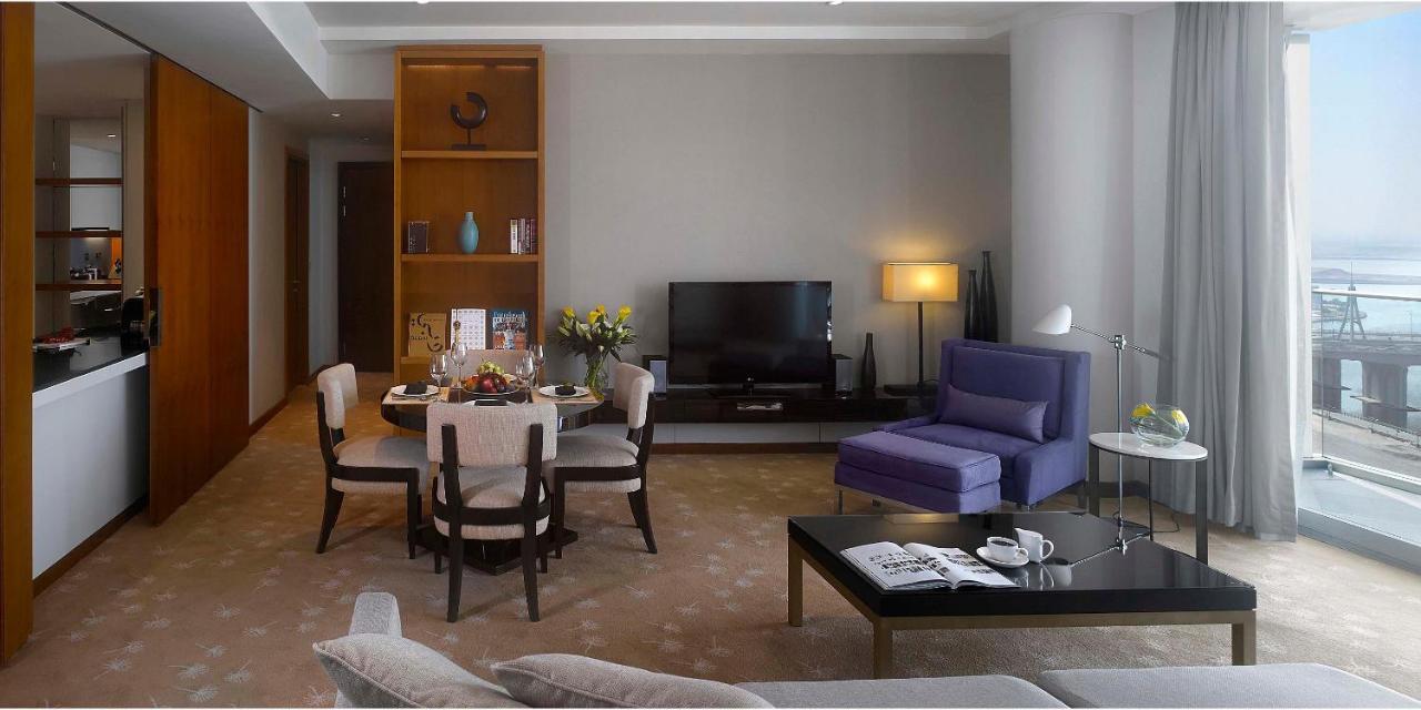 Intercontinental Residence Suites Dubai Festival City By Ihg Exteriér fotografie A living room in a suite at the hotel