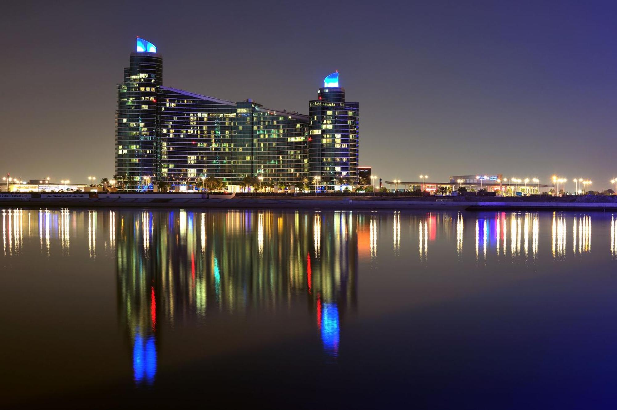 Intercontinental Residence Suites Dubai Festival City By Ihg Exteriér fotografie Marina Towers at night