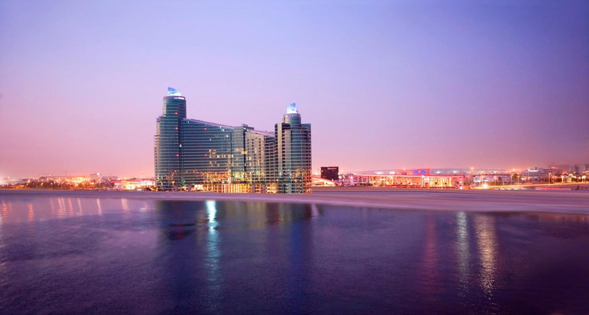 Intercontinental Residence Suites Dubai Festival City By Ihg Exteriér fotografie The Marina Towers at night