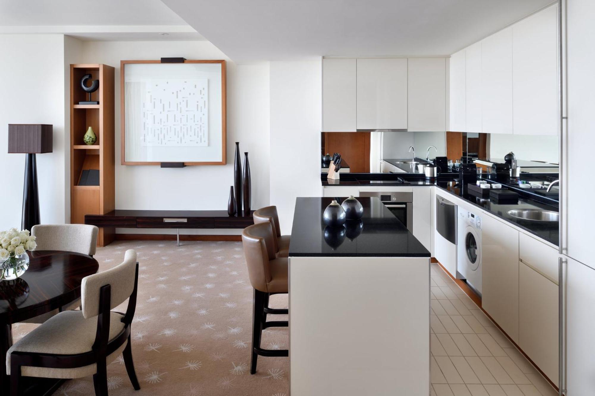 Intercontinental Residence Suites Dubai Festival City By Ihg Exteriér fotografie A kitchen in a suite at The Ritz-Carlton, Dubai