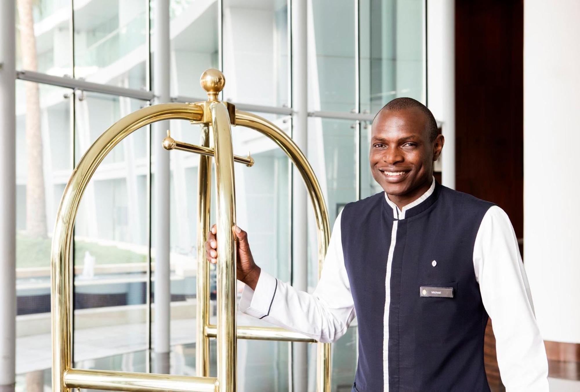 Intercontinental Residence Suites Dubai Festival City By Ihg Exteriér fotografie A bellboy
